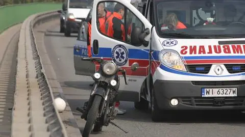 "Złapali gumę i przewrócili się". Dwie osoby ranne na Trasie Siekierkowskiej