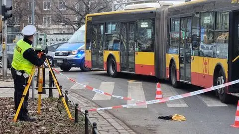 Kierowca autobusu skręcał w prawo, potrącił pieszą na pasach. Była reanimowana