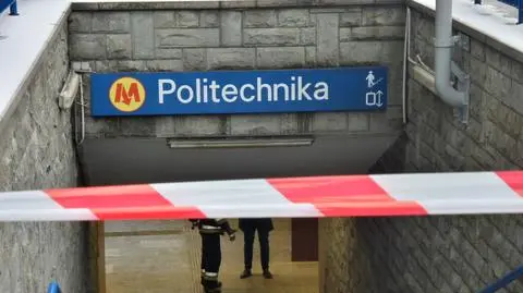 Na ławce mężczyzna "z gorączką i problemami z oddychaniem". Zamknęli pięć stacji metra