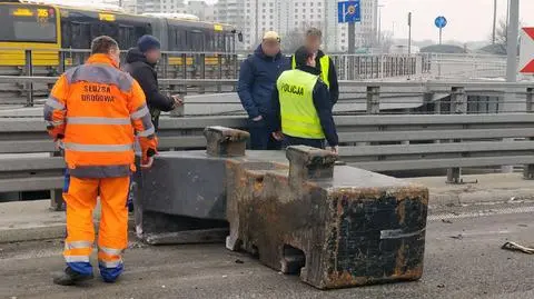 Tir zgubił 12 ton stali i zablokował zjazd na Wisłostradę