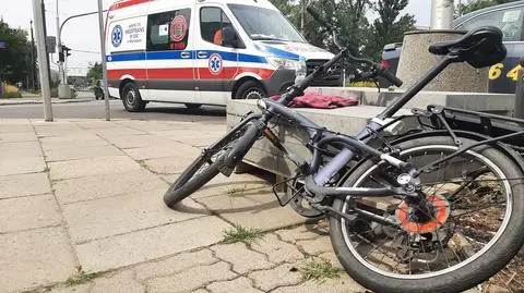 Potrącenie rowerzysty na przejściu. Według świadków, wjechał na czerwonym