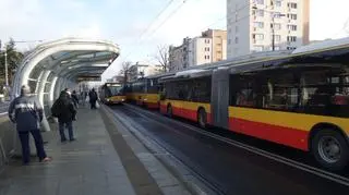 Linie zatrzymują się na przystanku na torowisku