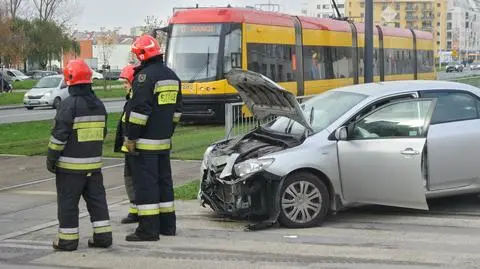 Tramwaj linii 17 zderzył się z samochodem