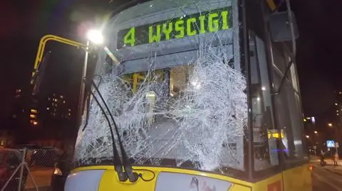 Mercedes zderzył się z tramwajem. Odbił się i uderzył w barierki