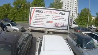 Billboard z akcji #StopRussiaNow przy Żwirki i Wigury