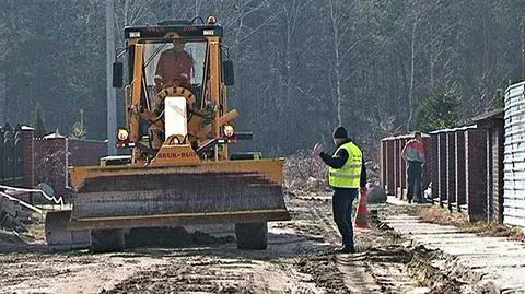 Równiarka zamiast nowych dróg"Wyrzucanie pieniędzy w błoto"