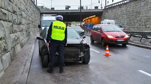 Kolizja i wypadek na Trasie Łazienkowskiej. Korki w stronę centrum