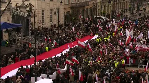 Prezes przed pałacem. "Pamiętamy, pamiętamy"