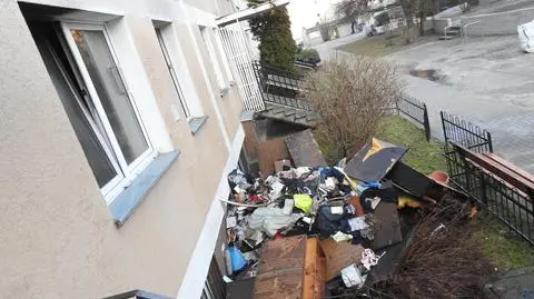 Ogień na parterze w bloku, jedna osoba ranna 