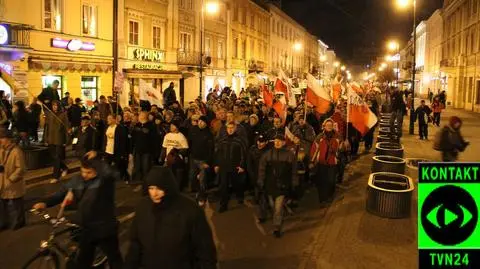 Kilkaset osób przed Pałacem Prezydenckim