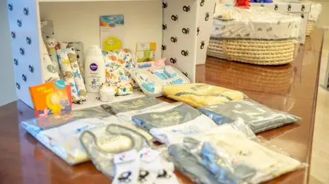 Noworodki dostaną wyprawkę od miasta. Pierwsi rodzice testują jej zawartość