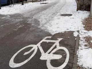 Nieodśnieżona droga dla rowerów