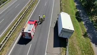 Ciężarówka wjechała w auto drogowców