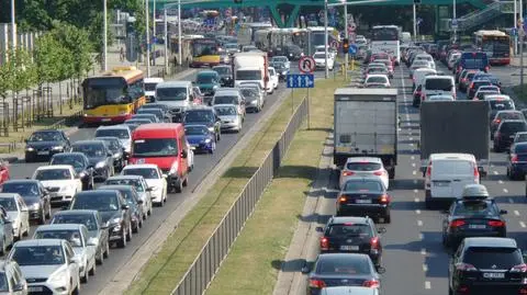 Wisłostrada stała po kolizji przy wjeździe na most Siekierowski
