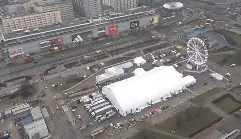 Na placu Defilad w namiocie WOŚP trwają ostatnie przygotowania