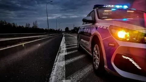 Jechał motocyklem pod prąd drogą ekspresową, bo "zabrakło mu paliwa w busie"