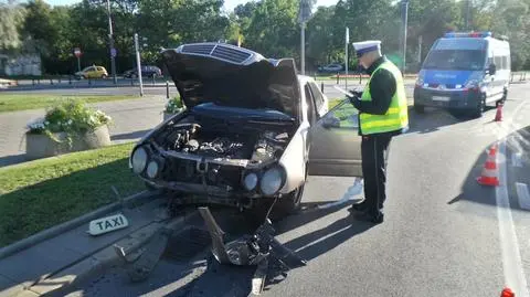 Taksówka uderzyła w mur przejścia podziemnego. Dwie osoby ranne