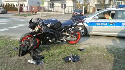 Motocykl wjechał w volkswagena. "Kierowca przepuszczał pieszych"