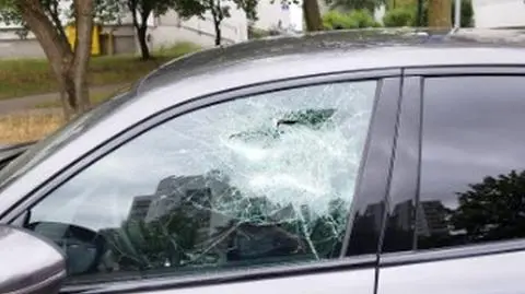 Stał z łomem przy aucie, w którym była wybita szyba