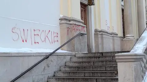 Napisy na elewacji zabytkowego kościoła