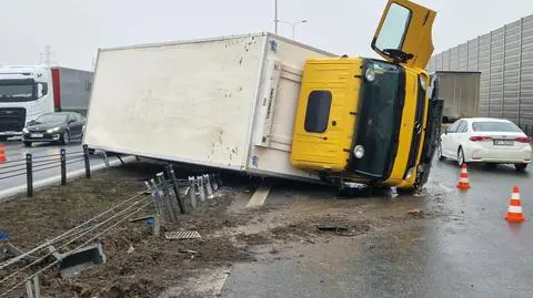 Ciężarówka uderzyła w bariery, potem przewróciła się na bok