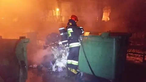 Spalone altany śmietnikowe w Ursusie. "To mogą być celowe podpalenia" 