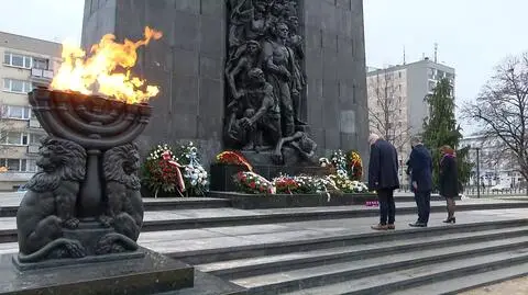 Upamiętnią ofiary Holokaustu. Uroczystości przed pomnikiem Bohaterów Getta 