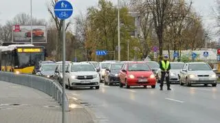 Samochód na barierkach przy Cytadeli