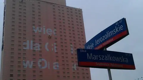 Rośnie napis na Novotelu
