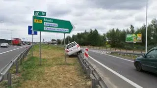 Skoda na barierkach przy trasie S8