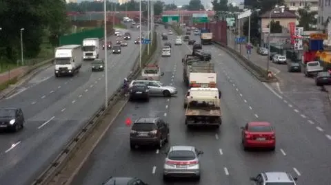 Ciężarówka i dwie osobówki zderzyły się na Płowieckiej