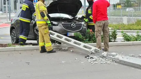 Ciężarówka zderzyła się z autem osobowym. Słup na jezdni