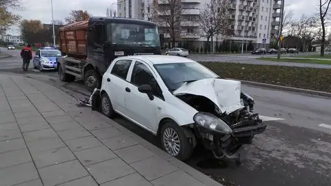 Zderzenie śmieciarki z samochodem osobowym na Marywilskiej