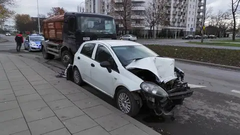 Zderzenie śmieciarki z samochodem osobowym na Marywilskiej