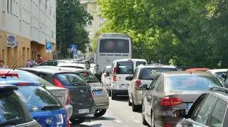 Autobus zablokował przejazd Dąbrowskiego