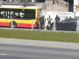 Zderzenie autobusu miejskiego z bmw