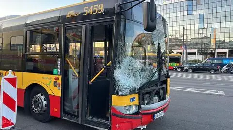 Autobus zderzył się z autem. Trzy osoby poszkodowane