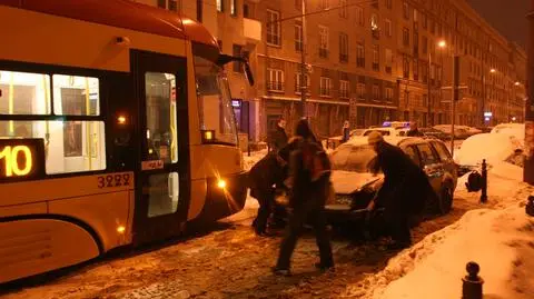 Pasażerowie przestawili auto,  by odblokować torowisko