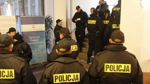 Wdarli się do ministerstwa. Zatrzymała ich policja
