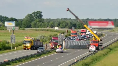 Przewrócona ciężarówka blokowała trasę S8