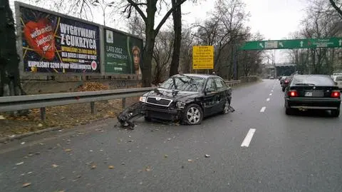 Wpadł w poślizg i na barierkę