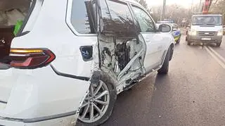 Auto uderzył w słup na Trakcie Lubelskim