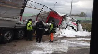 Tir zablokował dwa pasy autostrady