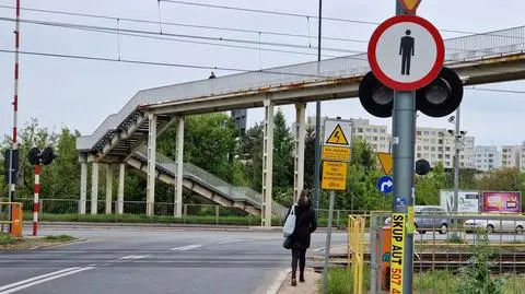 Kładka utrudnia życie, miasto obiecuje przejście naziemne