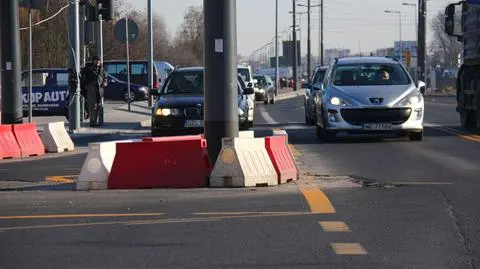 Słup na środku skrzyżowania. Tak zostanie?