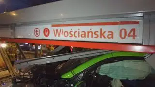 Auto wjechało w przystanek na Broniewskiego