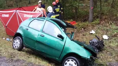 Czołowe zderzenie pod Legionowem. Z auta wypadł silnik, 51-latek nie żyje