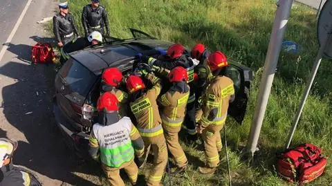 Trzylatka uwięziona w rozbitym samochodzie. Z wraku uwolnili ją strażacy