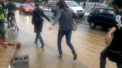 Woda z metra zalała chodnik i ulicę