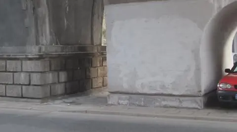 Z mostu zrobili sobie garaż